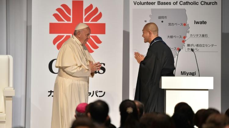 Le pape François rencontre un moine Bouddhiste pendant une rencontre avec les victimes de la catastrophe du 11 mars 2011 au Japon, le 25 novembre 2019 à Tokyo [Kazuhiro NOGI / AFP]