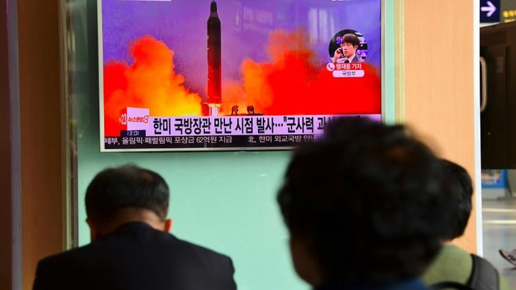 Une télévision à Séoul diffuse des images d'archives du lancement d'un missile en Corée du Nord, le 20 octobre 2016 [JUNG YEON-JE / AFP/Archives]