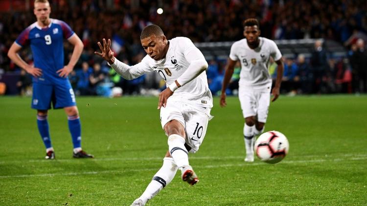 L'international français Kylian Mbappé marque un penalty contre l'Islande en amical, le 11 octobre 2018 à Guingamp   [FRANCK FIFE / AFP]