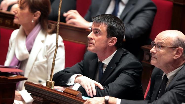 Le Premier ministre français Manuel Valls (centre) à l'Assemblée nationale à Paris, le 2 mars 2016 [JOEL SAGET / AFP]