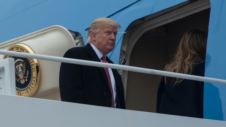 Le président américain Donald Trump monte à bord de l'avion Air Force One, le 10 février 2017, de la base Andrews dans le Maryland [NICHOLAS KAMM / AFP]