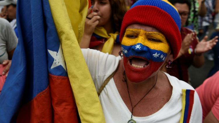 Une manifestante pro-Guaido lors d'un meeting à Los Teques, au  Venezuela, le 30 mars 2019 [Federico PARRA / AFP]