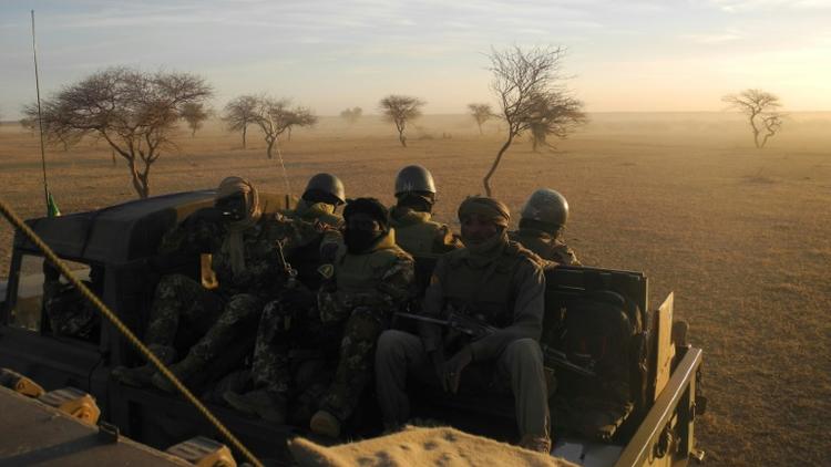Des soldats maliens patrouillent le 2 novembre 2017 au Mali.  [Daphné BENOIT / AFP/Archives]