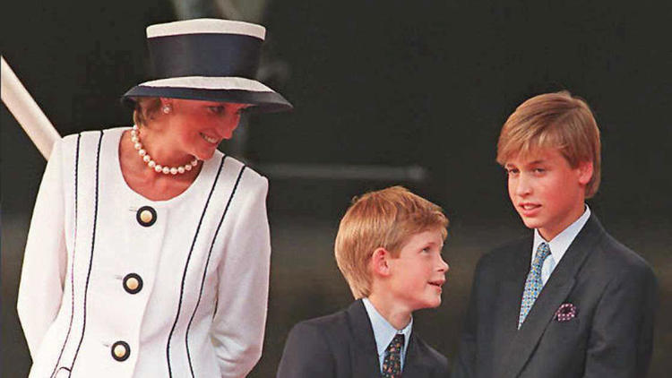 La princesse Diana et ses fils les princes Harry et Charles à Londres en 1995.