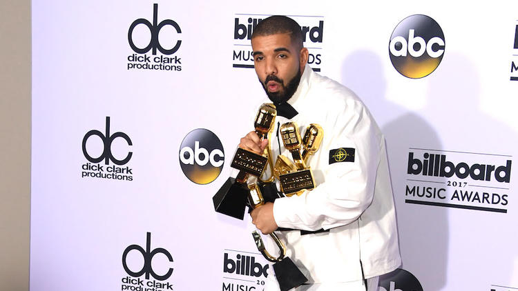 Drake n’a pas assez de ses deux bras pour porter tous ses trophées