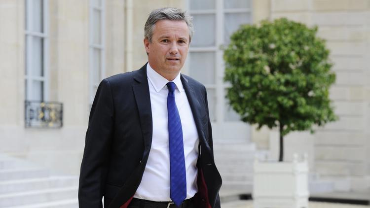 Avec quatre autres députés, Nicolas Dupont-Aignan déposera mardi une plaque devant le Palais-Bourbon : "Ici, en octobre 2012, l'Assemblée nationale s'est suicidée".