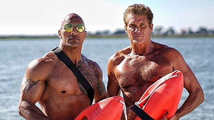Deux Mitch pour une plage : Dwayne Johnson et David Hasselhoff sur le tournage du film Alerte à Malibu