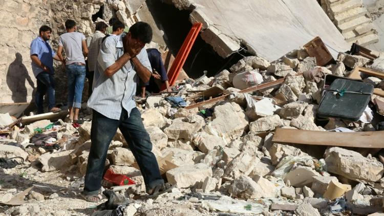 Un homme au milieu de débris liés à une attaque aérienne à Alep, le 19 juillet 2016 [THAER MOHAMMED / AFP/Archives]