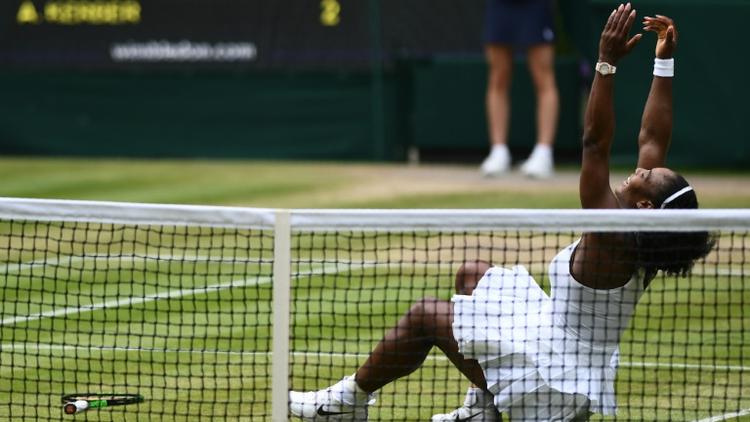 Serena Williams victorieuse de l'Allemande Angelique Kerber en finale à Wimbledon le 9 juillet 2016 [GLYN KIRK / AFP]