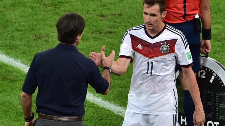 Miroslav Klose (droite) salué par l'entraîneur allemand Joachim Loew après avoir été remplacé lors de la finale de la Coupe du Monde 2014, le 13 juillet à Rio de Janeiro [Nelson Almeida / POOL/AFP]