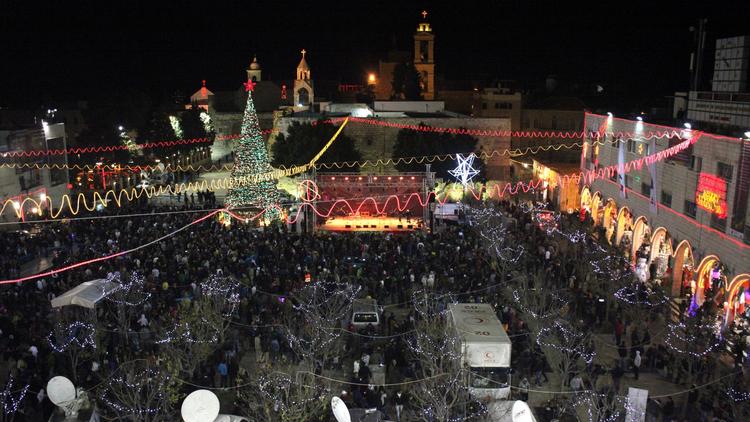 L'église de la Nativité et la place de la Mangeoire décorées pour Noël, à Bethléem le 24 décembre 2012 [Hazem Bader / AFP/Archives]