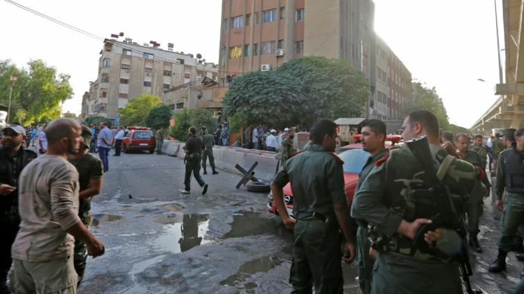 Sur le site d'un double attentat-suicide visant un commissariat de police dans le quartier de Midane à Damas, le 2 octobre 2017 [LOUAI BESHARA / AFP]