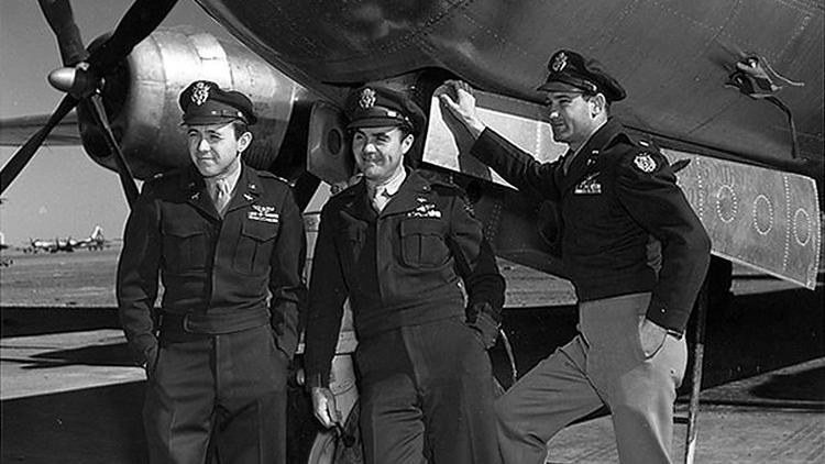 Photo de 1945 de l'armée américaine montrant l'équipage du bombardier "Enola Gay", avec de gauche à droite, le navigateur, Theodore van Kirk, le pilote Paul Tibbets et le bombardier Thomas Ferebee, après avoir largué la première bombe atomique sur Hiroshima [ / US Air Force/AFP/Archives]