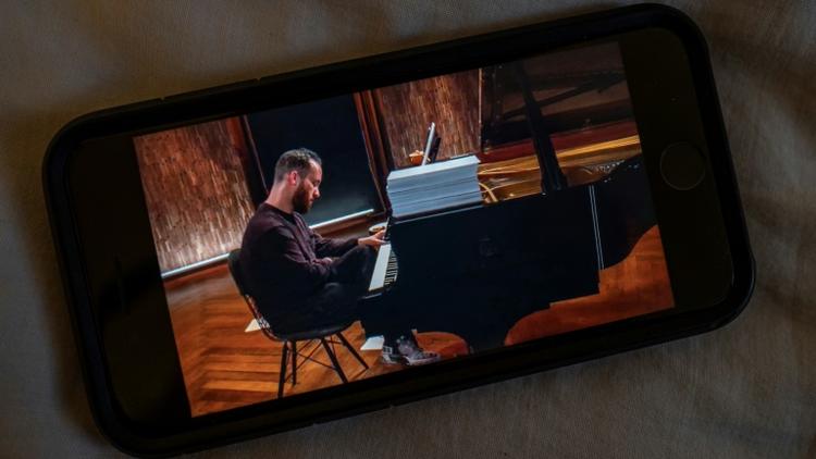 Le pianiste allemand Igor Levit jouant "Vexation" d'Erik Satie dans un studio à Berlin, en video live, le 30 mai 2020 [John MACDOUGALL / AFP]