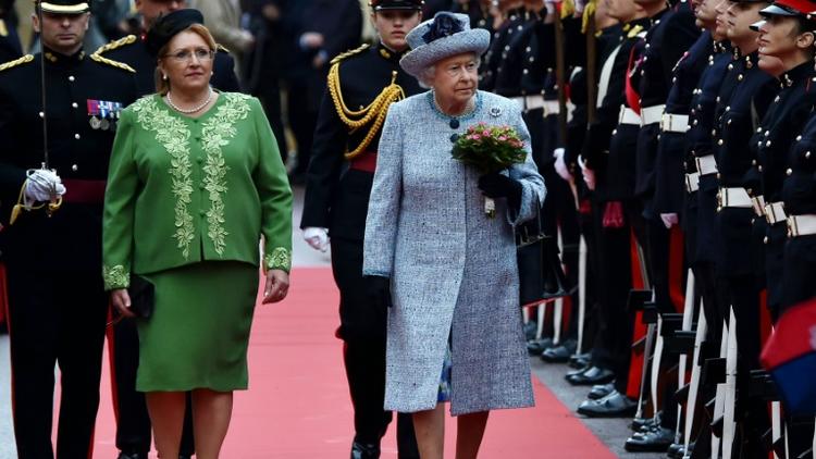 La reine d'Angleterre Elizabeth II et la présidente de Malte  Marie-Louise Coleiro Preca Muscat lors du passage en revue de la Garde d'Honneur le 26 novembre 2015 à  La Vallette [ALBERTO PIZZOLI / AFP]
