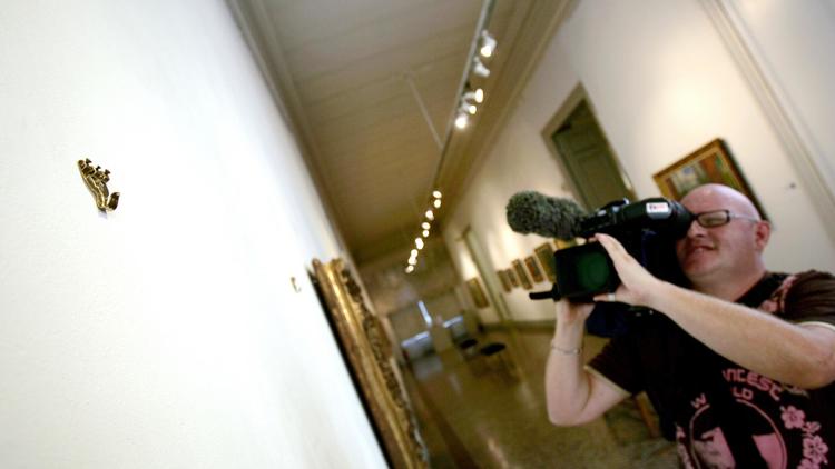 Filmer et photographier des oeuvres doit se faire dans le respect de certaines règles. [Eric Estrade / AFP/Archives]