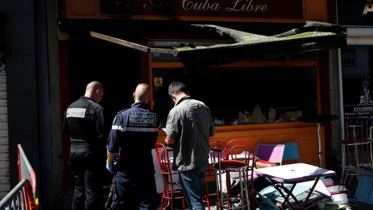 Des policiers devant le bar Au Cuba Libre où un incendie a fait au moins 13 morts, le 6 août 2016 à Rouen [MATTHIEU ALEXANDRE / AFP]
