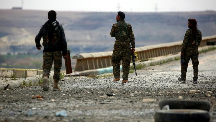 Des membres des Forces démocratiques syriennes, composées de combattants kurdes et arabes soutenus par Washington, inspectent le barrage de la ville de Tabqa partiellement reprise aux jihadistes de l'EI, le 27 mars 2017 [DELIL SOULEIMAN / AFP/Archives]