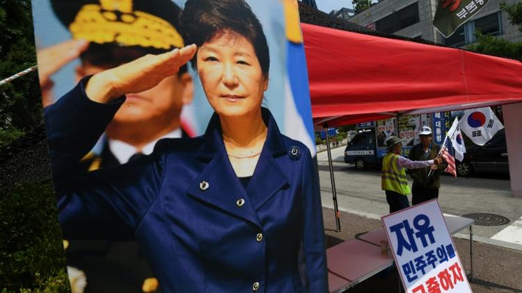 Des partisans de l'ancienne présidente sud-coréenne Park Geun-hye demandent sa libération devant la Cour centrale de Séoul le 20 juillet 2018 [Jung Yeon-je / AFP]