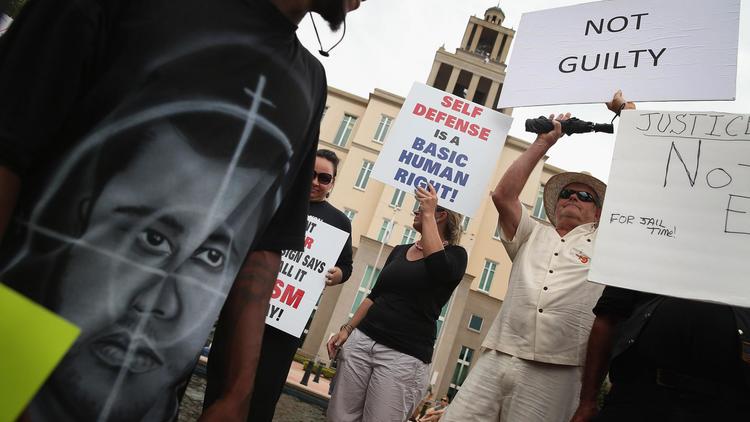 Des militants pour la légitime défense manifestent le 13 juillet 2013 à Sanford, en Floride, lors du procès de George Zimmerman [Scott Olson / GETTY IMAGES NORTH AMERICA/AFP/Archives]