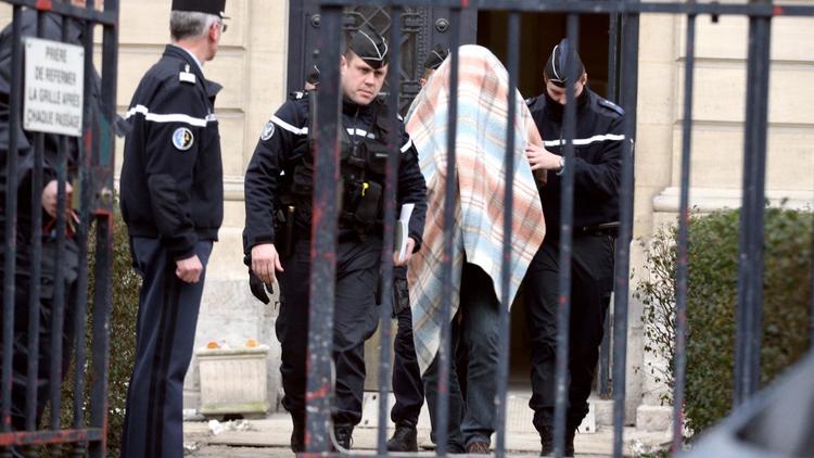 Photo prise le 18 janvier 2013 à Amiens de gendarmes escortant Willy Bardon, mis en examen dans le cadre de l'enquête sur le meurtre d'Elodie Kulik, violée et tuée en 2002. [Philippe Huguen / AFP/Archives]