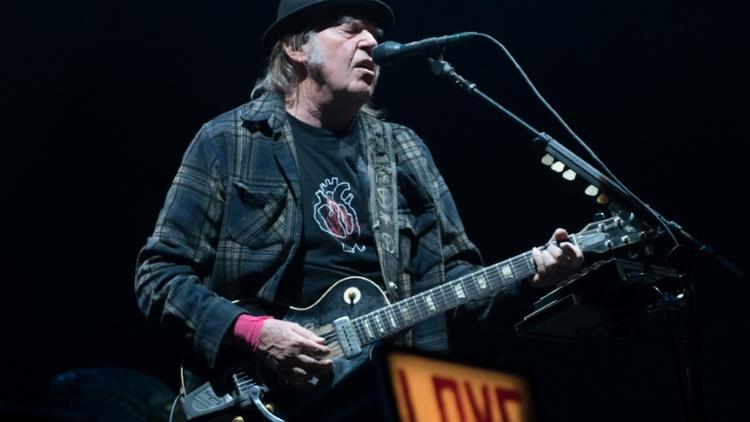 Le rockeur Neil Young, lors d'un concert à Québec au Canada, le 6 juillet 2018 [Alice Chiche / AFP/Archives]