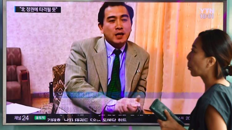 La télévision sud-coréenne diffuse des images d'archives du diplomate nord-coréen Thae Yong-Ho, le 18 août 2016, au lendemain de sa défection [JUNG YEON-JE / AFP/Archives]