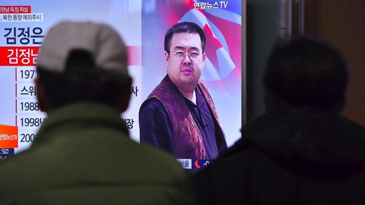 Des personnes regardent la télévision diffusant des informations concernant l'assassinat de Kim Jong-Nam , à Séoul le 14 février 2017 [JUNG Yeon-Je / AFP/Archives]
