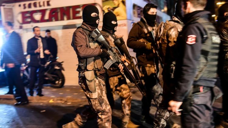Des forces de police  patrouillent le 10 décembre 2016 dans les rues d'Istanbul après le double attentat [YASIN AKGUL / AFP]