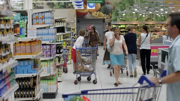 Des clients dans un supermarché à Coutances, dans la Manche, le 18 août 2015 [Charly Triballeau / AFP/Archives]