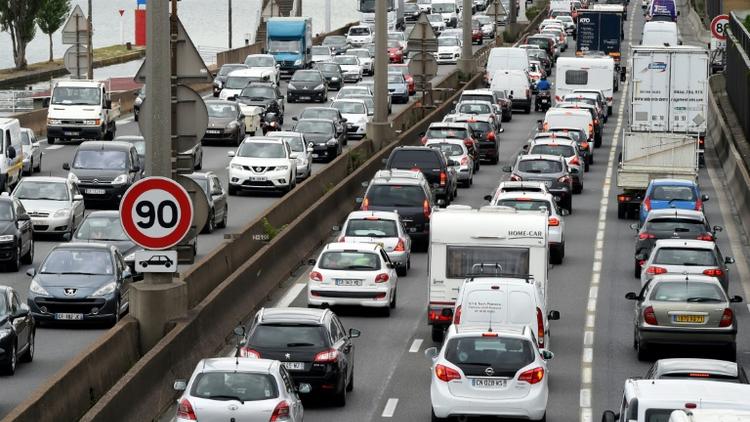 En ce premier jour des vacances d'hiver, Bison Futé voit rouge en Auvergne-Rhône-Alpes et les conducteurs devront être particulièrement vigilants dans la Loire et le Rhône où des vents violents sont attendus à la mi-journée [PHILIPPE DESMAZES / AFP/Archives]