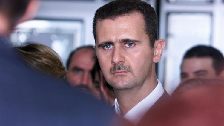 Le président syrien Bachar al-Assad photographié lors de sa visite à l'Institut du Monde arabe à Paris le 26 juin 2001 [Jack Guez / AFP/Archives]