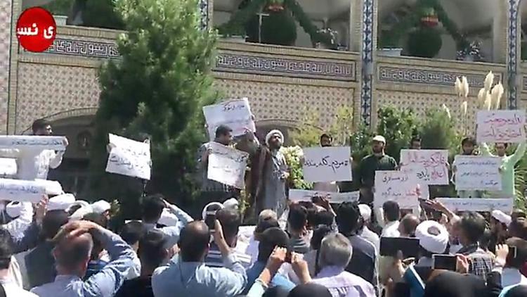 Capture d'écran d'une vidéo diffusée par l'agence de presse iranienne Nasim, montre un religieux s'adressant à des manifestants dans la ville de Machhad, dans le nord-est de l'Iran, le 3 août 2018 [- / NASIM NEWS AGENCY/AFP]