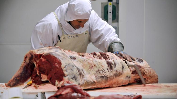 Un boucher découpe la viande en différents morceaux, en mars 2013 [Mehdi Fedouach / AFP/Archives]