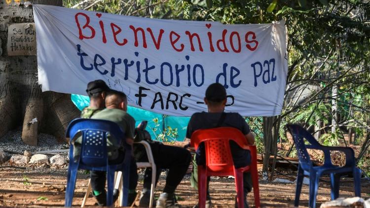Des membres des Farc à l'entrée d'une zone où les guérilleros doivent se rassembler pour déposer les armes, le 28 février à San Jose de Oriente dans le nord de la Colombie le 28 février 2017 [Luis Acosta / AFP]