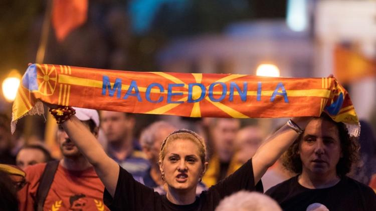 Une manifestante proteste contre l'accord sur le nom de la Macédoine devant le parlement, à Skopje, le 13 juin 2018 [Robert ATANASOVSKI / AFP/Archives]