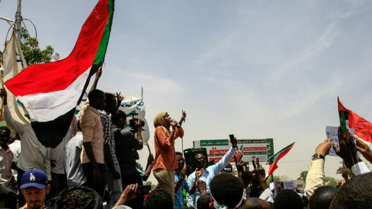 Des Soudanais manifestent le 20 avril 2019 devant le QG de l'armée à Khartoum pour réclamer un transfert du pouvoir à une autorité civile [Ebrahim Hamid / AFP]