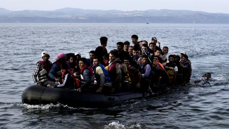 Des réfugiés arrivent à Lesbos à bord d'un canot pneumatique, le 9 septembre 2015  [ANGELOS TZORTZINIS / AFP/Archives]