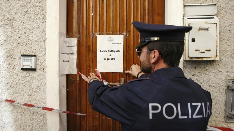 Un policier interdit l'accès à l'appartement où un un chef de Cosa Nostra a été arrêté le 15 novembre 2009 à Trapani en Sicile  [Marcello Paternostro / AFP/Archives]