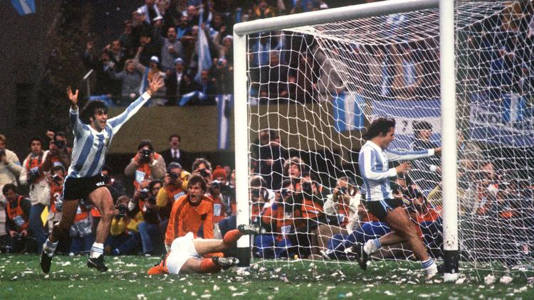 L'Argentin Mario Kempes (G) célebre son second but face aux Pays-Bas lors de la finale du Mondial à Buenos Aires, le 25 juin 1978 [ / AFP]