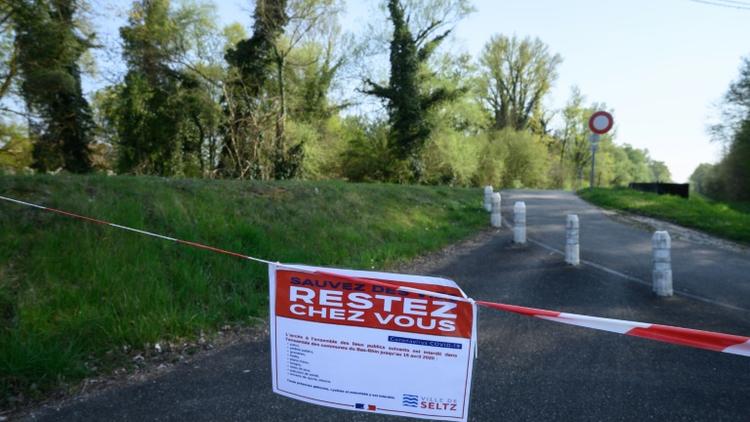 Ecriteau en travers d'une petite route près de la frontière franco-allemande à Setz, dans l'est de la France, le 8 avril 2020 [PATRICK HERTZOG / AFP]