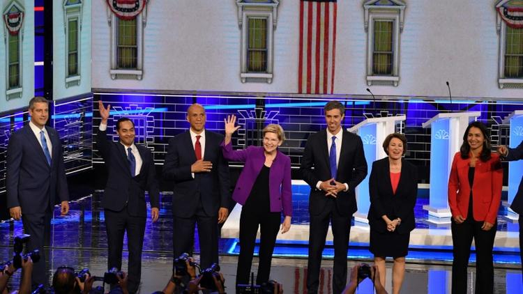 Les candidats à l'investiture démocrate arrivent sur le plateau du débat à Miami, en Floride, le 26 juin 2019  [JIM WATSON / AFP]