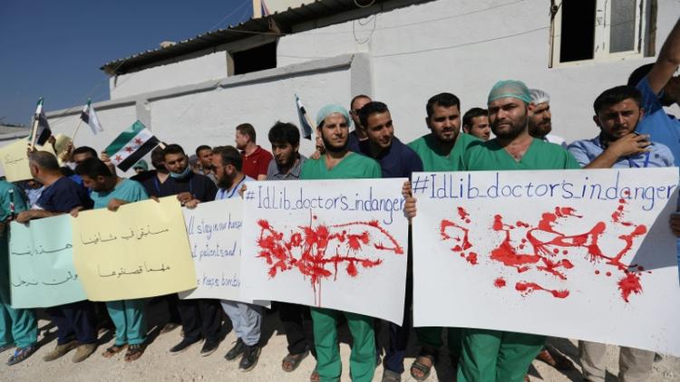 Des médecins et infirmiers manifestent à Atmé, dans la région d'Idleb, en Syrie, le 16 septembre 2018. [OMAR HAJ KADOUR / AFP]