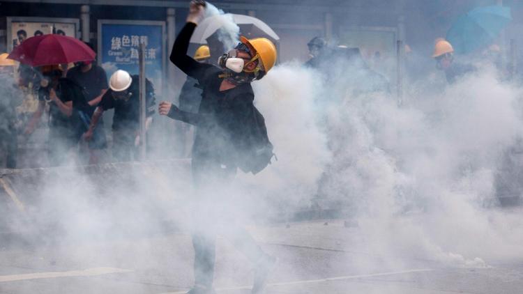 Un manifestant renvoie vers les forces de l'ordre une canette de gaz lacrymogène, le 5 août 2019 à Hong Kong [Isaac LAWRENCE / AFP/Archives]