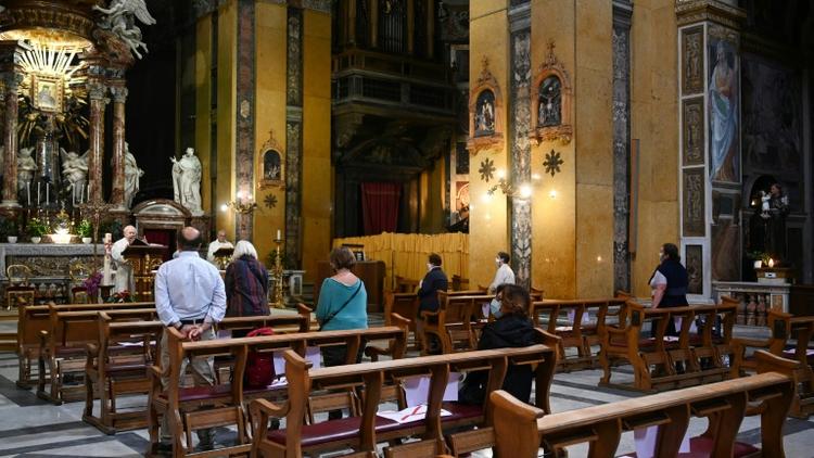 Des fidèles assistent à la messe, à l'église Santa Maria in Traspontina à Rome, le 18 mai 2020, jour de la reprise des célébrations religieuses en public en Italie. [Vincenzo PINTO / AFP]