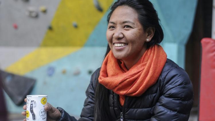 La jeune Sherpa Dawa Yangzum, guide de haute montagne, lors d'une interview avec l'AFP à Katmandou, le 4 janvier 2018 au Népal [Bikash KARKI / AFP]