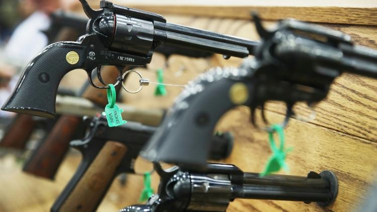 Des pistolets exposés au congrès annuel de la NRA (National rifle association) à Louisville, dans le Kentucky, aux Etats-Unis, le 21 mai 2016 [SCOTT OLSON / GETTY IMAGES NORTH AMERICA/AFP/Archives]