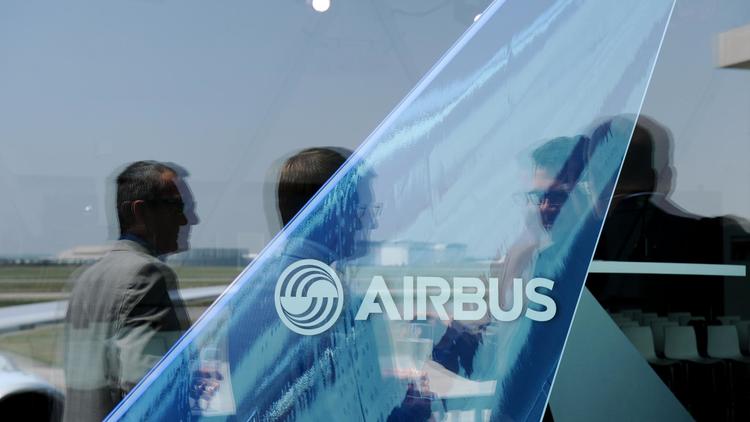 Un empennage d'avion et le logo Airbus se reflétant dans une vitre sur l'aéroport de Toulouse, près des lignes de fabrication d'Airbus, en aout 2013 [Remy Gabalda / AFP/Archives]