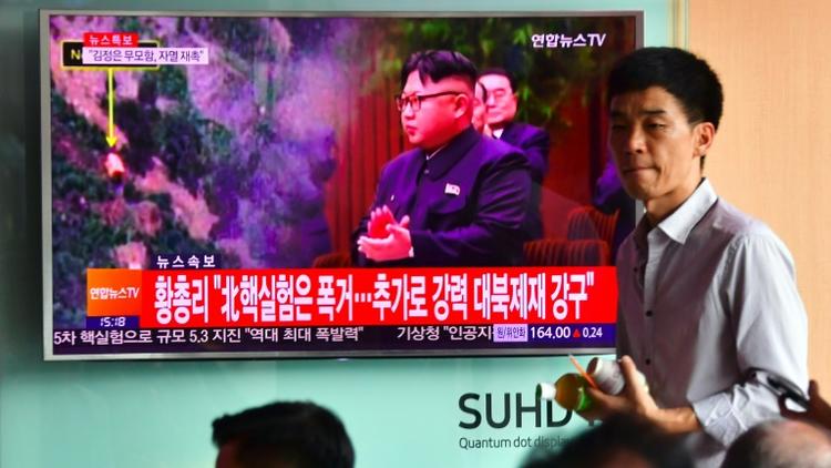 Des Sud-Coréens regardent à la télévision des images du leader nord-coréen Kim Jong-Un après le tir d'un 5e essai nucléaire de Pyongyang, le 9 septembre 2016 à Séoul [JUNG YEON-JE / AFP]