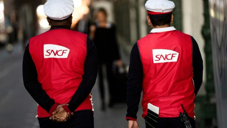 Des employés de la SNCF à la gare de Lyon, le 19 avril 2018 à Paris [Christophe SIMON / AFP/Archives]